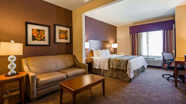 جناح بسرير كينج بغرفة نوم واحدة مع أريكة، Best Western Plus Carousel Inn & Suites 3/8