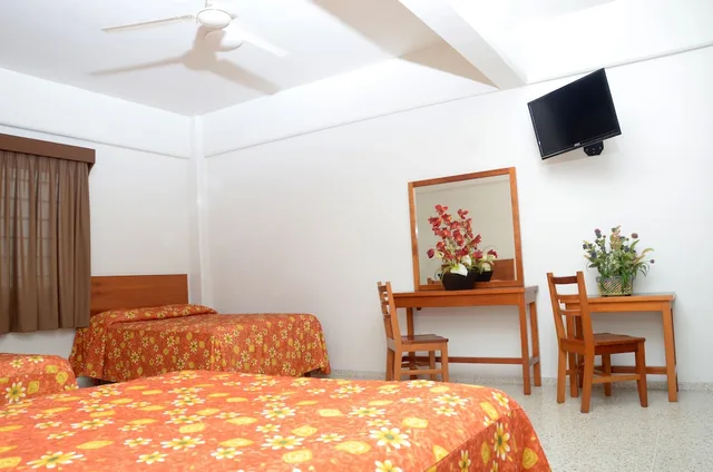 Standard, Triple, 1 Single and 2 Double Beds، Hotel Delfines 3/3