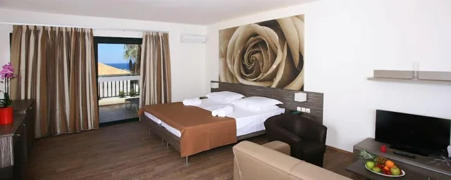 جناح جونيور تنفيذي بسريرين منفصلين، Katrin Suites - Adults Only 4/4