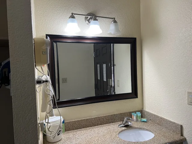 غرفة قياسية بسرير كينج بإطلالة على الجبل، Yosemite Sierra Inn 10/10