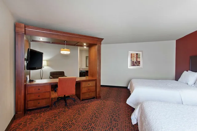 Studio, 2 Queen Beds, Hampton Inn and Suites Seattle-Airport/28th Ave 1/6
