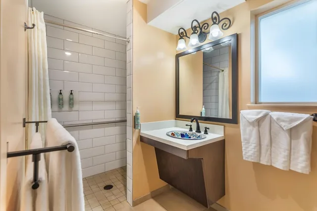 جناح بسريرين كوين مع أريكة بمطبخ، Best Western Rose Garden Inn 6/6