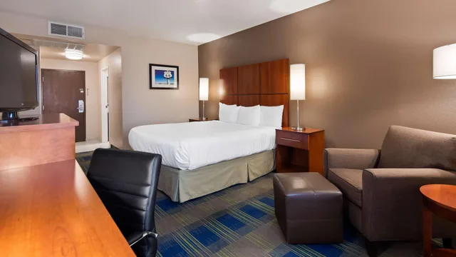 غرفة بسرير كينج بحوض استحمام لذوي الإعاقة، Best Western Plus Heritage Inn Rancho Cucamonga/Ontario 5/10
