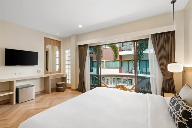 Deluxe, King Bed, Pool View, No Elevator، Buasri Boutique Patong 8/10