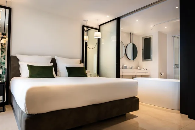 جناح جونيور، Valentina Hotel 2/8