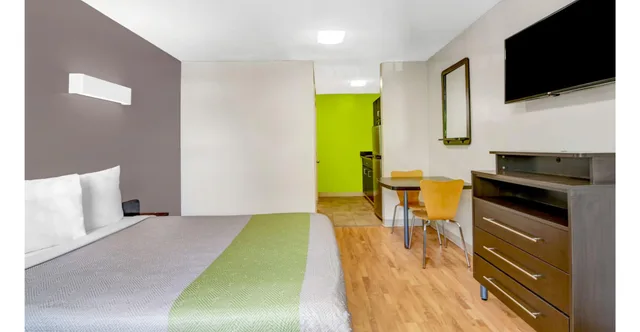 غرفة بسرير كوين لغير المدخنين، Studio 6 Extended Stay - Atlanta, GA - Chamblee 2/4