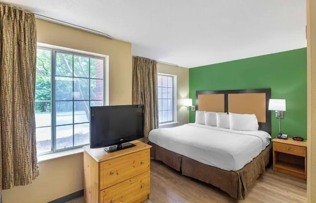 جناح بسرير كينج مع أريكة بمطبخ، Studio 6 Extended Stay Milwaukee Brookfield WI 3/9