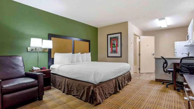 غرفة بسرير كوين بمطبخ، Studio 6 Extended stay Huntsville, AL - US Space & Rocket Center 8/10