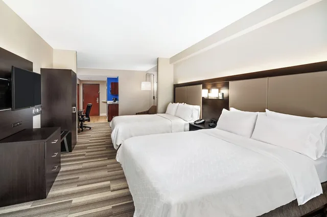 جناح بسريرين كوين لذوي الإعاقة، Holiday Inn Express Hotel and Suites Florence I-95 at Hwy 327 1/6