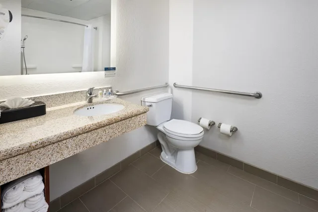 جناح، Comfort Suites Outlet Center 5/6