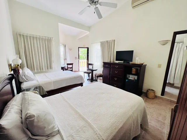 غرفة فاخرة بسرير كينج بشرفة، Hacienda Los Laureles 1/7