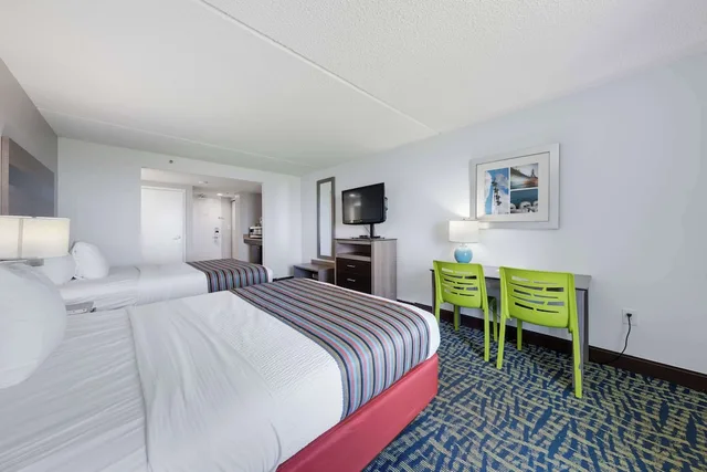 Standard, 2 Queen Beds, Ocean Front, Balcony، Best Western Plus Chesapeake Bay - Norfolk 1/9