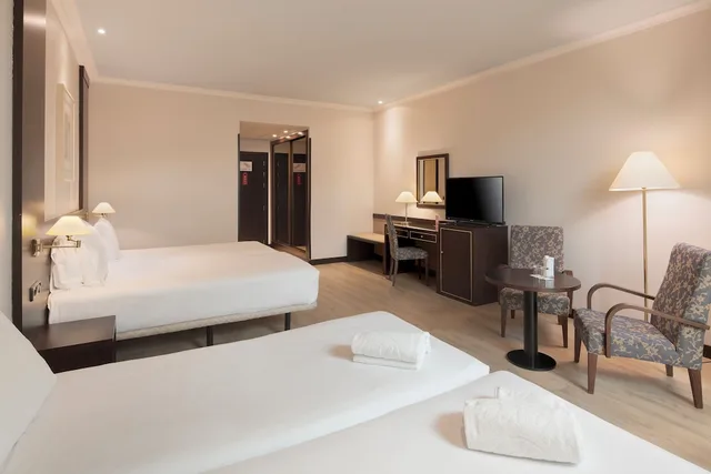 Room, 1 Queen and 1 Single Bed, with Extra Bed, Exe Oviedo Centro 5/10