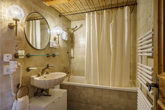 Superior, 1 Double and 1 Single Bed, Extra Beds، Hotel Alpenblick 5/6