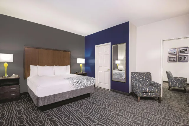 Suite, King Bed, Country Side View, Accessible، La Quinta Inn And Suites By Wyndham Mercedes 1/2