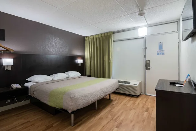غرفة قياسية بسرير كينج للمدخنين، Motel6 Columbus, GA - Downtown 3/10