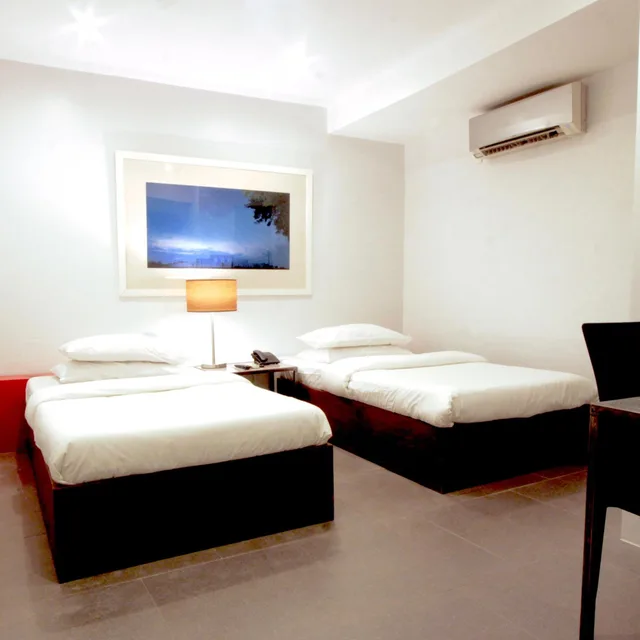 غرفة ثلاثية، Hotel Durban 6/9