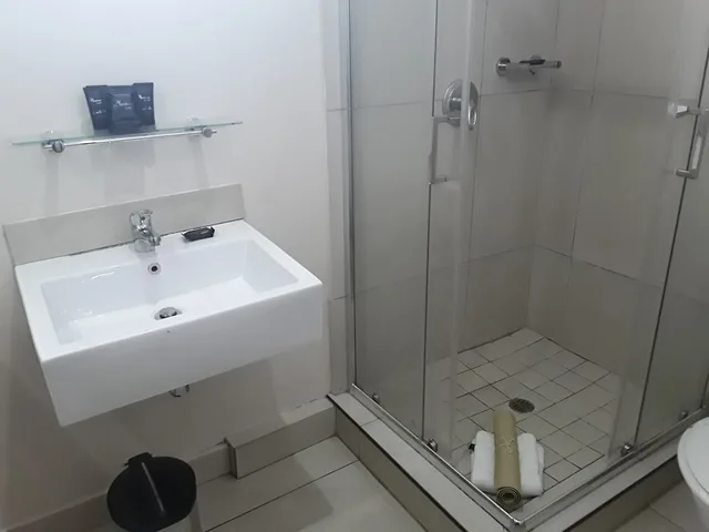 4 Rooms, Family, Double and Twin Beds, Partial Ocean View، Parade Hotel 2/2