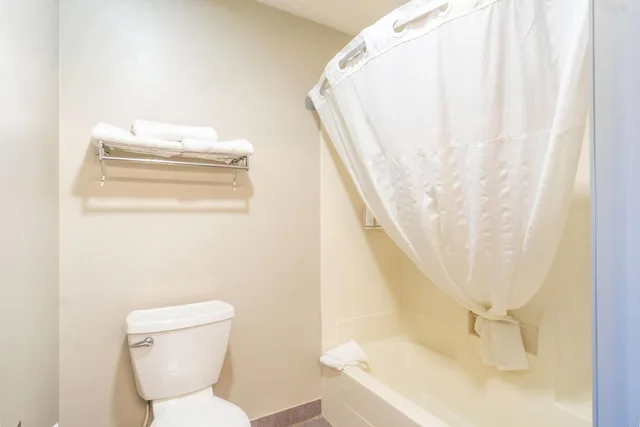 جناح استوديو بسريرين كوين مع أريكة، Days Inn by Wyndham Sioux City 7/7