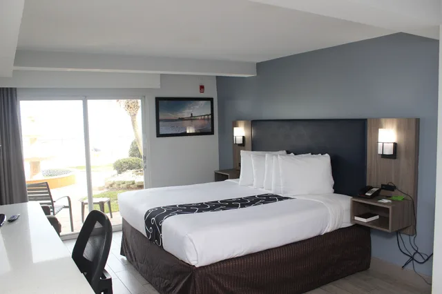 Room, King Bed, Ocean Front, Jetted Tub، La Quinta Inn & Suites by Wyndham Oceanfront Daytona Beach 1/2