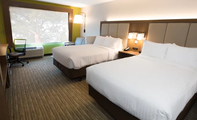 جناح بسريرين، Holiday Inn Express Suites Greenwood Mall 2/6