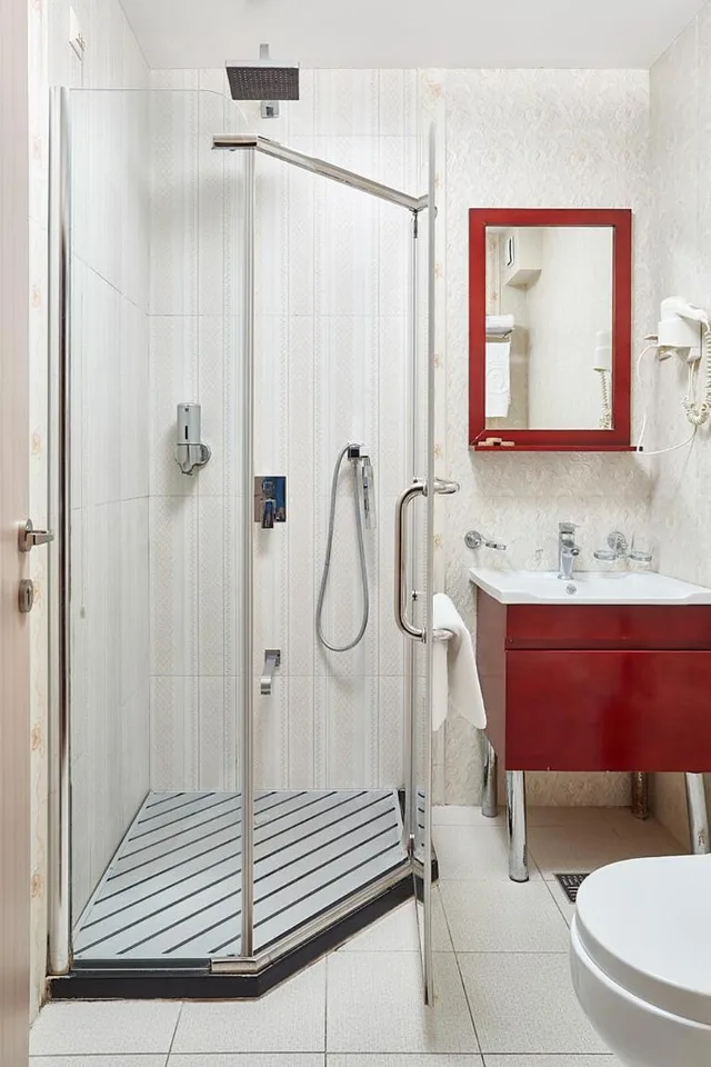 غرفة ثلاثية، Gold Hotel 4/4