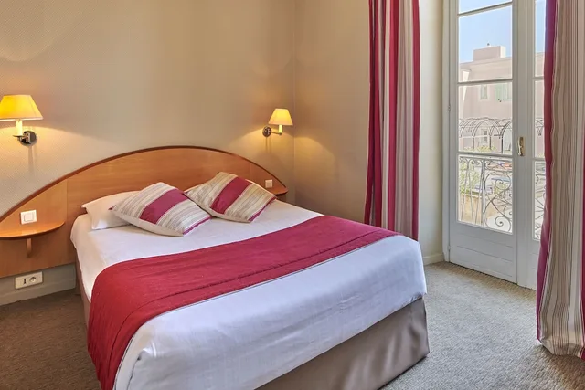 غرفة ديلوكس رباعية بسرير كوين بإطلالة على البحر مع أريكة، Hotel Vacances Bleues Le Balmoral 1/5
