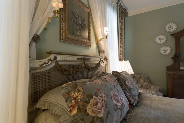 Rose, Queen Bed، The Chanler at Cliff Walk 2/2