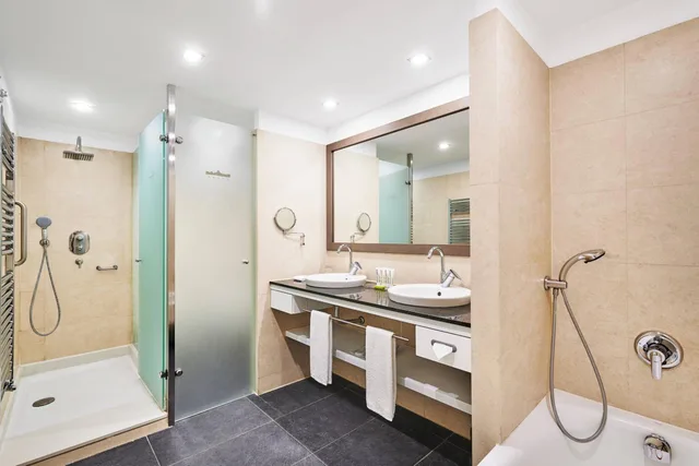 Contemporary, Premium, Twin Beds, Beach Front، Le Meridien Ra Beach Hotel And Spa 4/4