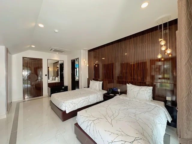 جناح عائلي بسريرين منفصلين وسرير كينج بإطلالة على البحر بغرفتي نوم، Carmelina Beach Resort 8/10