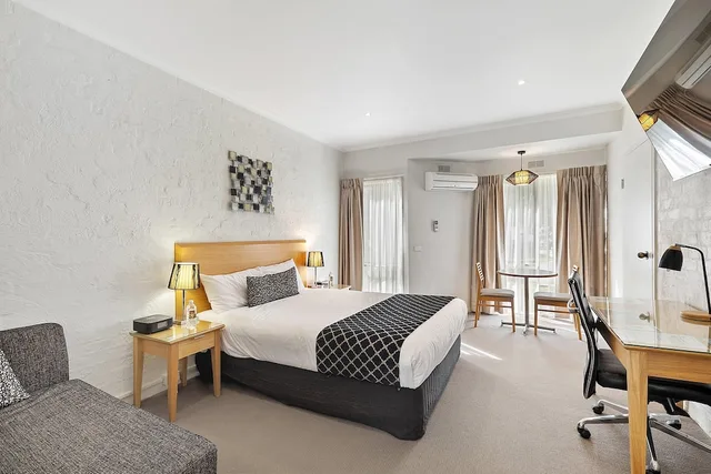 Superior, King Bed, Comfort Inn Coach & Bushmans 1/10