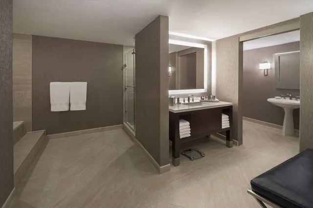 جناح رئاسي بسرير كينج بشرفة بغرفة نوم واحدة مع أريكة، Marriott Eaton Centre Toronto 2/2