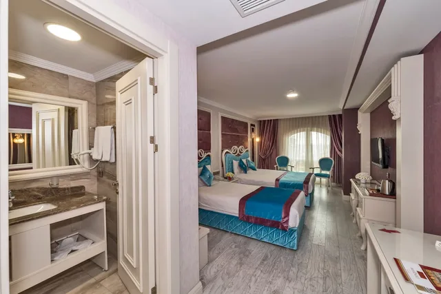 Multiple Bedrooms, Deluxe, Quadruple, 1 Queen and 1 Single Bed، Marnas Hotel 2/3