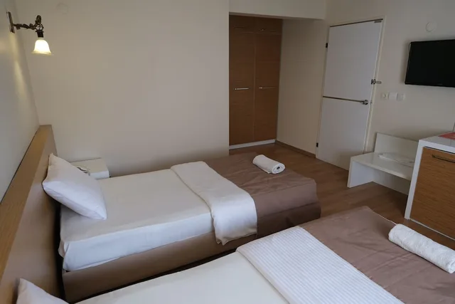 غرفة قياسية ثلاثية بثلاثة أسرّة، Üstün Otel Alsancak 1/10