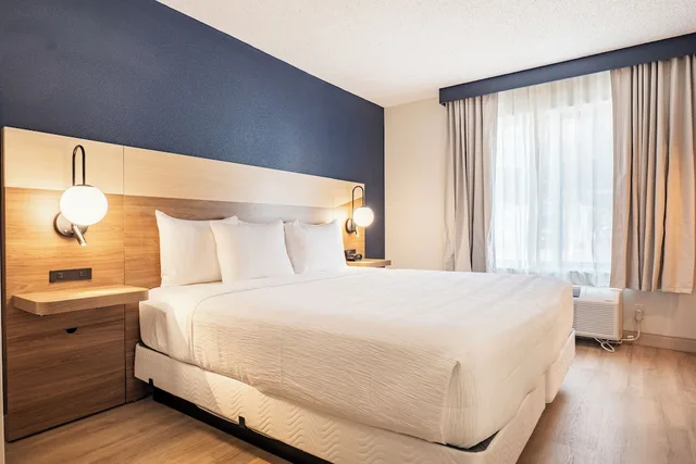 غرفة بسرير كينج، La Quinta Inn & Suites by Wyndham Danbury 4/10