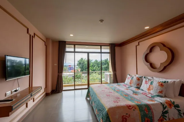 Deluxe, King Bed, Town View، ROYAL PINEAPPLE HOTEL a welcome to wealth and good fortune 3/4