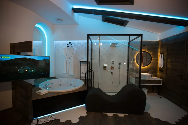 جناح بسرير كوين بحوض جاكوزي، Cephanelik Butik Hotel 2/2
