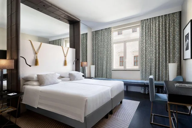 Guest Room, Superior, Twin Beds, Urban View, Balcony، Sina Bernini Bristol, Autograph Collection 3/4