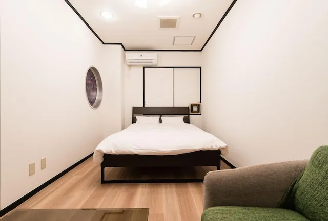 غرفة بسرير مزدوج بحمام خاص مع أريكة، Tokyo Guest House Ouji Music Lounge - Hostel 1/5