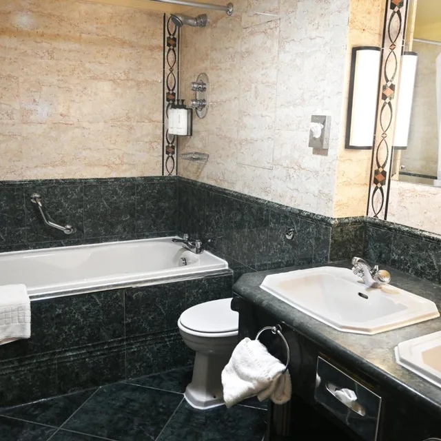 جناح جونيور بسرير كوين بمنطقة جلوس، Crowne Plaza Liverpool John Lennon Airport 7/10