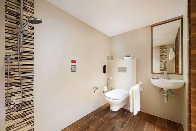 غرفة قياسية بسرير كينج لذوي الإعاقة، Hilton Garden Inn Ras Al Khaimah 2/2