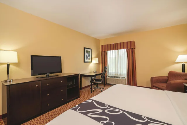 غرفة بسرير كينج، Comfort Inn & Suites Verona at Turning Stone Resort Casino 3/3