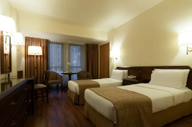 Deluxe Twin Room:، Le Commodore Hotel, Beirut 1/2