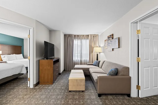 جناح بسريرين كينج بغرفتي نوم مع أريكة بمطبخ لذوي الإعاقة، Staybridge Suites Hotel Calgary Airport 3/10