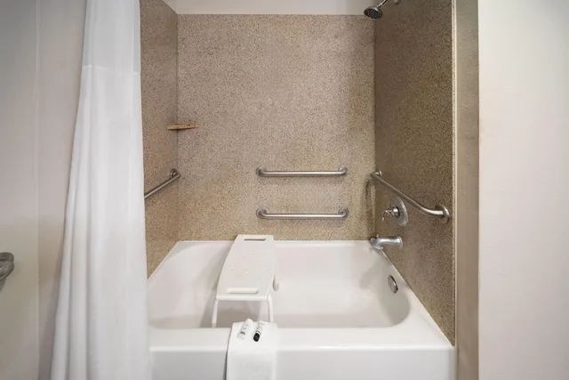 جناح بسرير كينج بحوض استحمام لذوي الإعاقة، Baymont by Wyndham Andrews TX 1/2