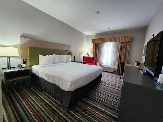 غرفة بسرير كينج، Country Inn & Suites by Radisson, Topeka West, KS 4/10