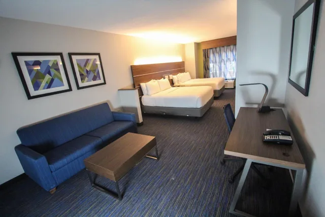 غرفة قياسية بسرير كوين مع أريكة، Holiday Inn Express Hotel And Suites Charleston North 3/5