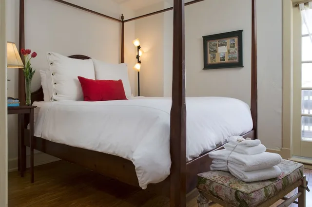 Renovated, Signature, Suite, 1 Queen and 1 Single Bed، The Fife And Drum Inn 1/2