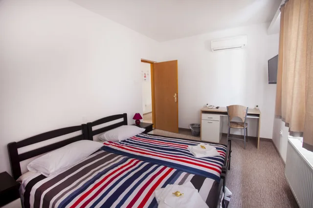 غرفة سوبيريور بسريرين منفصلين، London Rooms Zagreb Airport 2/7