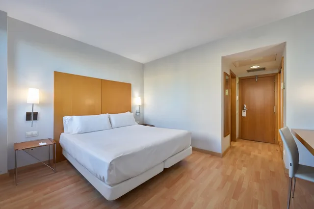 Room, Single, Double Bed, Garden View, Catalonia Barcelona Beach 3/8